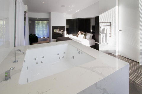 Hepburn Springs Escape Villa 7 - Surfers Paradise Gold Coast 2