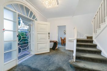 Spacious 4 Bedroom House The Hill - Surfers Paradise Gold Coast 2