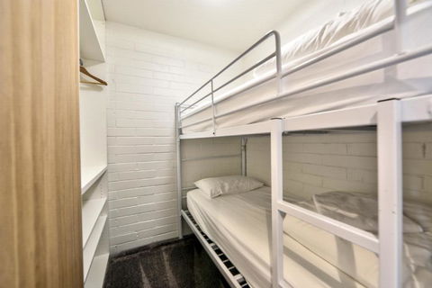 Snow Ski Apartments 23 - Surfers Paradise Gold Coast 3