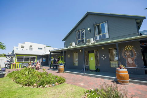 Dunsborough Beachouse YHA Backpackers - Surfers Paradise Gold Coast 0