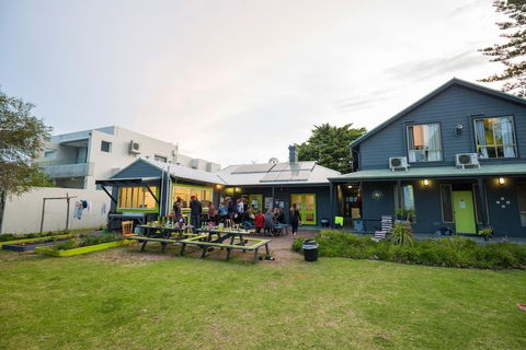 Dunsborough Beachouse YHA Backpackers - Surfers Paradise Gold Coast 1