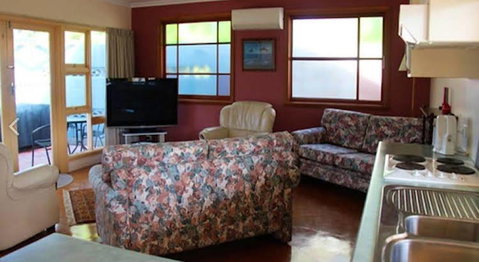 Anchlia Waterfront Cottage - Surfers Paradise Gold Coast 1