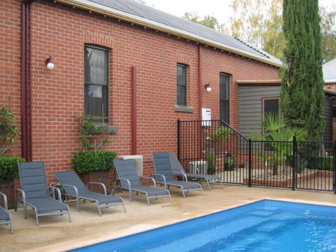 Finches Of Beechworth - Surfers Paradise Gold Coast 1