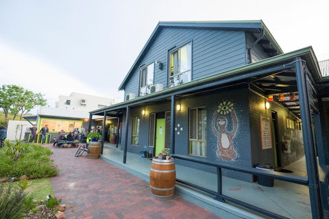Dunsborough Beachouse YHA Hostel - Surfers Paradise Gold Coast 3