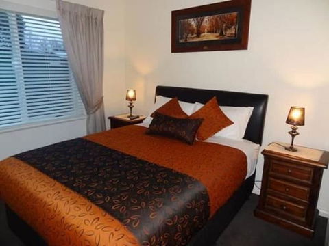 Hahndorf Oak Tree Cottages - Surfers Paradise Gold Coast 2