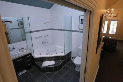 Mirkwood Forest Self Contained Spa Cottages - Surfers Paradise Gold Coast 3