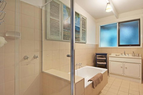 De Angelis Beach House - Surfers Paradise Gold Coast 1