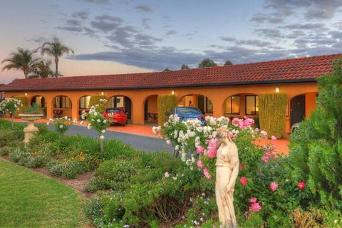 Twin Swans Motel - Surfers Paradise Gold Coast 1