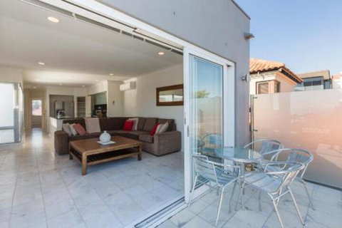 Cottesloe Beach House II - Surfers Paradise Gold Coast 6