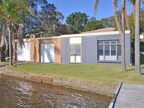 The Studio On The Lake At Fishing Point Lake Macquarie Honestly Put The Line In & Catch Fish - Surfers Paradise Gold Coast 2