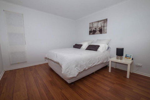 Demure Charm - Surfers Paradise Gold Coast 2