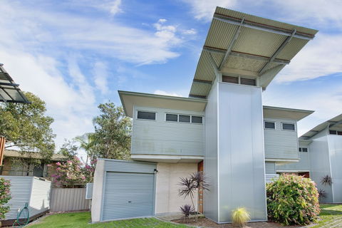 Sun Worship Crescent Head - Surfers Paradise Gold Coast 1
