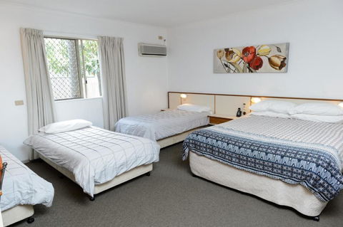 Country Comfort Gin Gin Wild Scotsman Motor Inn - Surfers Paradise Gold Coast 3