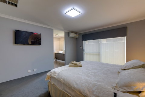 Rainbow Dream House PERTH Holiday Home - Surfers Paradise Gold Coast 2