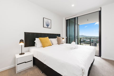 Arise Ivy And Eve - Surfers Paradise Gold Coast 4