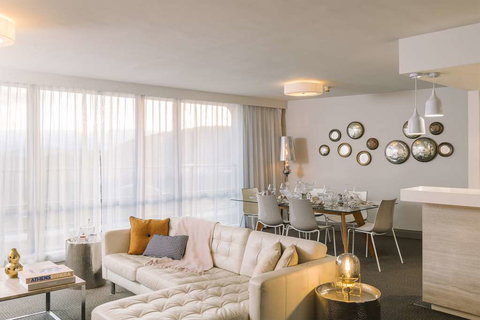 QT Canberra - Surfers Paradise Gold Coast 15