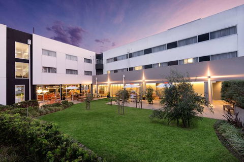 Atura Dandenong - Surfers Paradise Gold Coast 1
