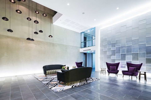Avenue Hotel Canberra - Surfers Paradise Gold Coast 1
