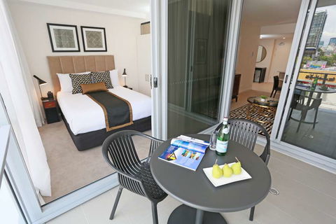 Alex Perry Hotel And Apartments - Surfers Paradise Gold Coast 2
