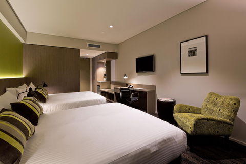 The Glen Hotel & Suites - Surfers Paradise Gold Coast 2