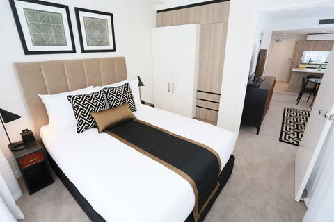 Alex Perry Hotel And Apartments - Surfers Paradise Gold Coast 4