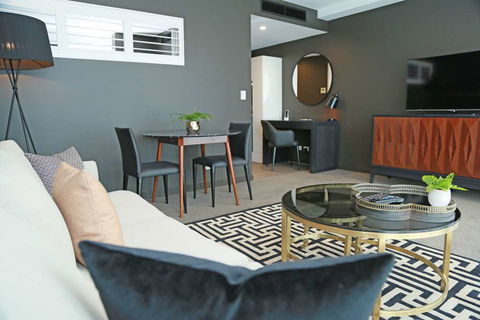 Alex Perry Hotel And Apartments - Surfers Paradise Gold Coast 9