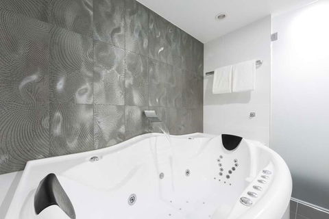 Avenue Hotel Canberra - Surfers Paradise Gold Coast 3