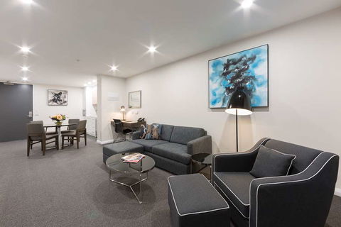 Avenue Hotel Canberra - Surfers Paradise Gold Coast 5