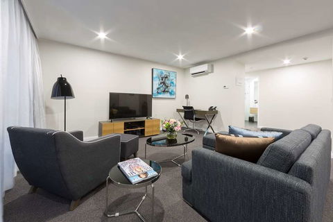 Avenue Hotel Canberra - Surfers Paradise Gold Coast 9