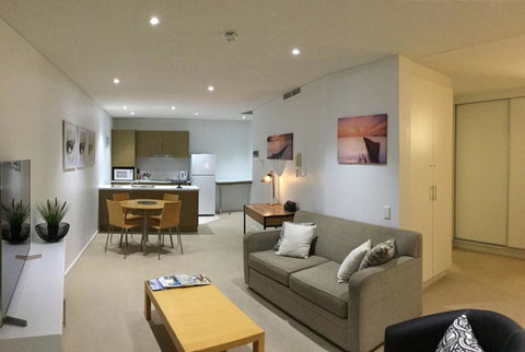 Wallaroo Marina Waterfront Luxe Apartment - Surfers Paradise Gold Coast 2