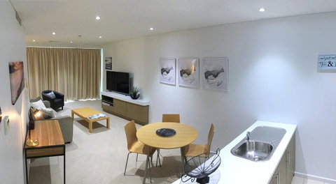 Wallaroo Marina Waterfront Luxe Apartment - Surfers Paradise Gold Coast 4