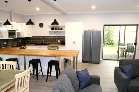 The Purple Door On Seaview - Surfers Paradise Gold Coast 4