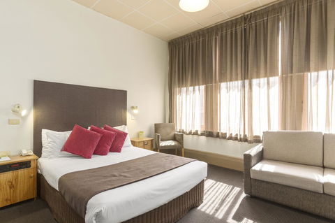 Adelaide Paringa - Surfers Paradise Gold Coast 2