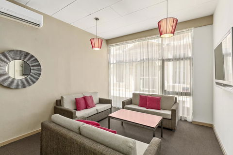 Adelaide Paringa - Surfers Paradise Gold Coast 17