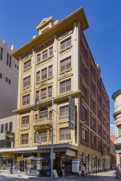 Adelaide Paringa - Surfers Paradise Gold Coast 0