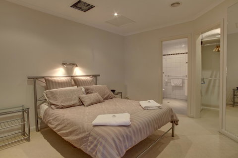 Tasman Beachside Apartment - Surfers Paradise Gold Coast 6