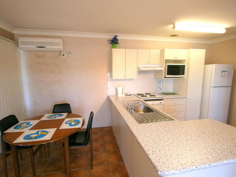 Lake Edge Apartments - Surfers Paradise Gold Coast 7