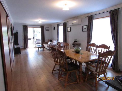 Lazy Days Cottage - Victor Harbor - Surfers Paradise Gold Coast 4