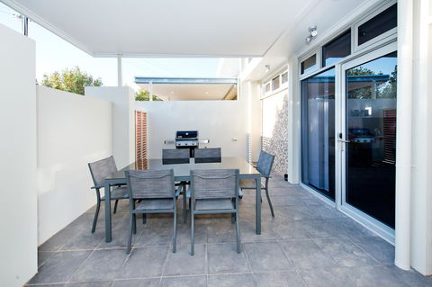 Loxton Courthouse Apartments - Surfers Paradise Gold Coast 18