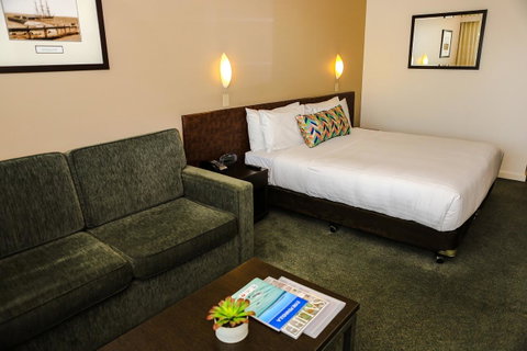 Port Lincoln Hotel - Surfers Paradise Gold Coast 6