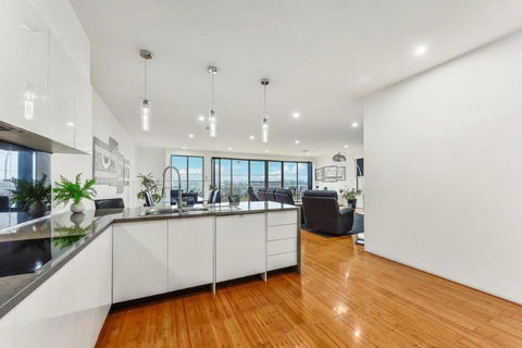 BENGALEE EXECUTIVE TOWNHOUSE- MODERN & STYLISH - Surfers Paradise Gold Coast 7