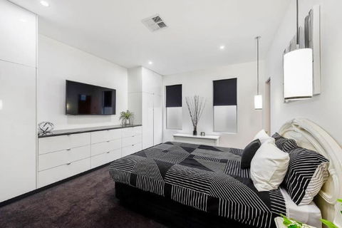 BENGALEE EXECUTIVE TOWNHOUSE- MODERN & STYLISH - Surfers Paradise Gold Coast 11
