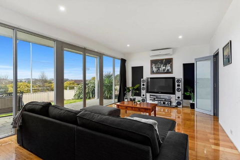 BENGALEE EXECUTIVE TOWNHOUSE- MODERN & STYLISH - Surfers Paradise Gold Coast 6