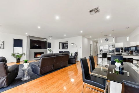 BENGALEE EXECUTIVE TOWNHOUSE- MODERN & STYLISH - Surfers Paradise Gold Coast 3
