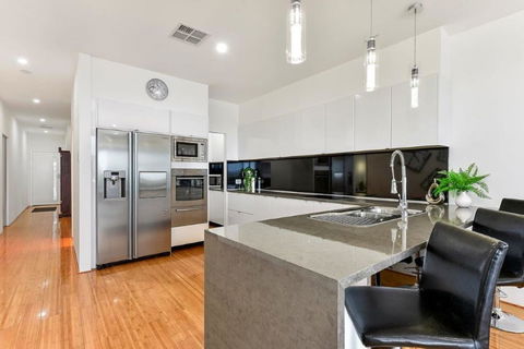 BENGALEE EXECUTIVE TOWNHOUSE- MODERN & STYLISH - Surfers Paradise Gold Coast 4