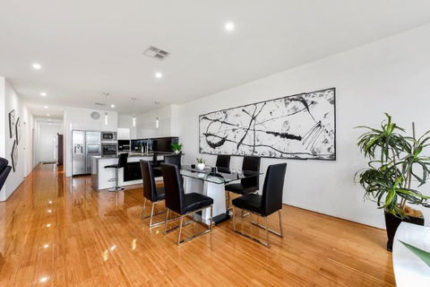 BENGALEE EXECUTIVE TOWNHOUSE- MODERN & STYLISH - Surfers Paradise Gold Coast 12