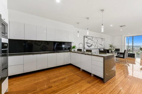 BENGALEE EXECUTIVE TOWNHOUSE- MODERN & STYLISH - Surfers Paradise Gold Coast 10
