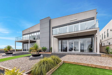 BENGALEE EXECUTIVE TOWNHOUSE- MODERN & STYLISH - Surfers Paradise Gold Coast 1