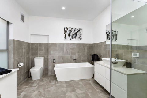 BENGALEE EXECUTIVE TOWNHOUSE- MODERN & STYLISH - Surfers Paradise Gold Coast 8