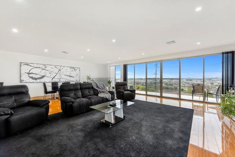 BENGALEE EXECUTIVE TOWNHOUSE- MODERN & STYLISH - Surfers Paradise Gold Coast 0